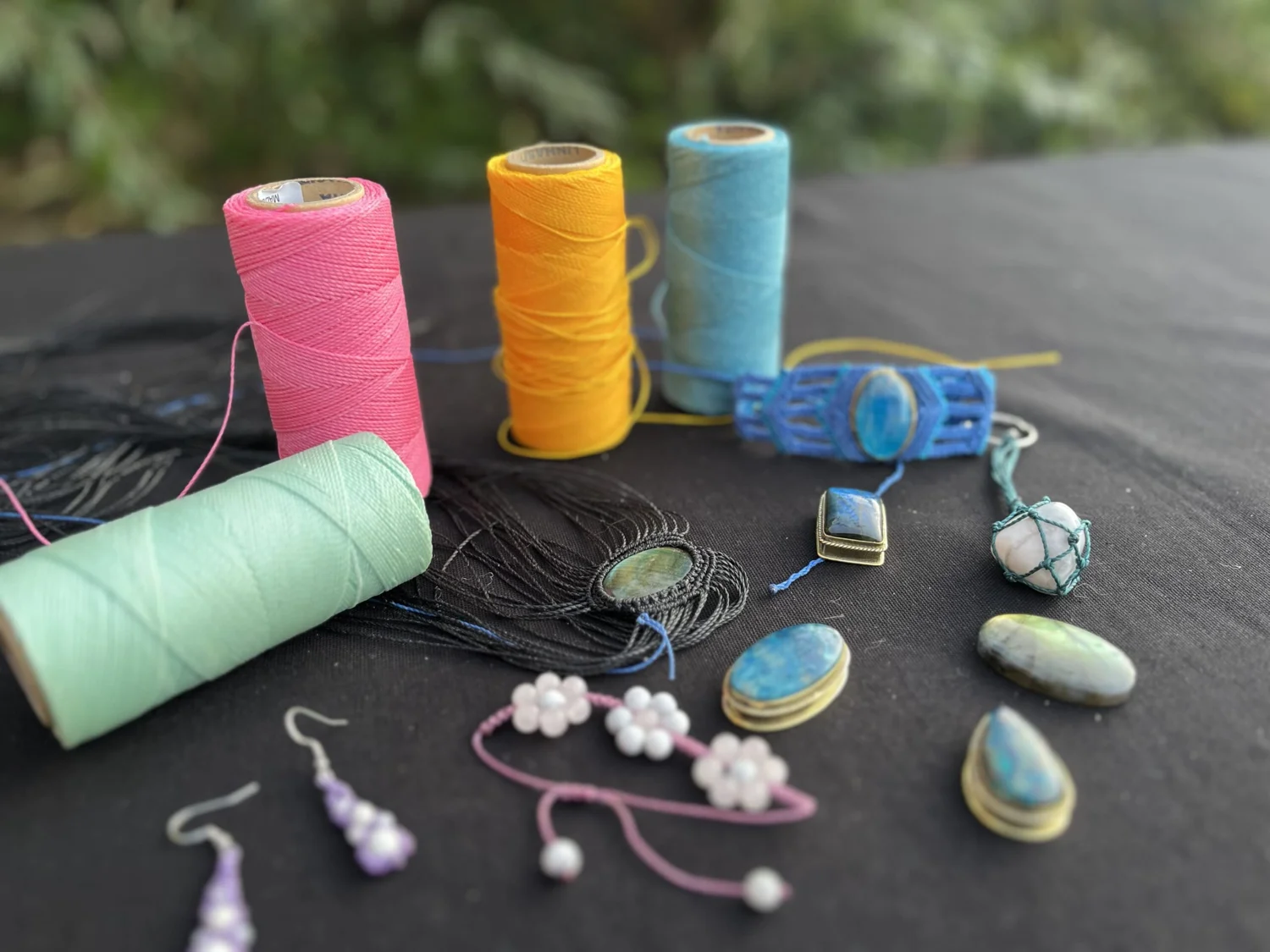 Fils colorés et pierres préparés pour les ateliers créatifs adultes et enfants de Laetitia